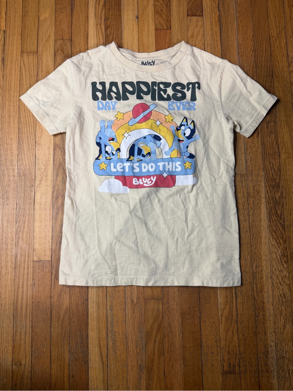 Bluey y medium Happiest Day Ever' Cream Graphic Kids T‑Shirt